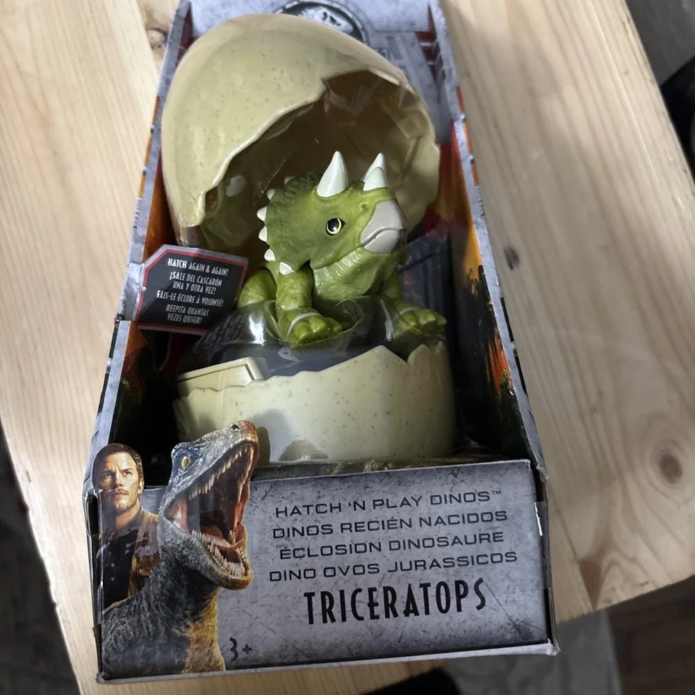 Jurassic World Hatch 'N Play  Dinos Egg Baby Triceratops Mattel NWB